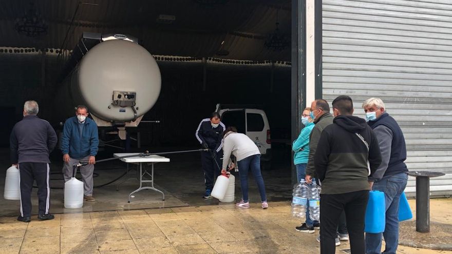 Sin agua potable en la Sierra Sur de Sevilla: "La gente viene a buscar agua como en las películas americanas de catástrofes"