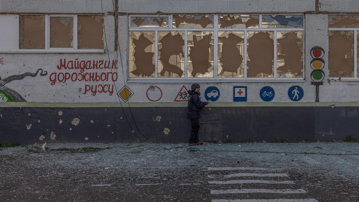 Un desminador revisa la zona junto a una escuela después de que fuera alcanzada por los bombardeos rusos, en las afueras de Járkov, noreste de Ucrania, 15 de abril.