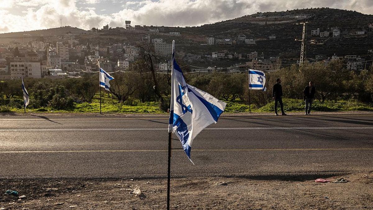 Banderas israelíes a las afueras de la aldea palestina de Al Lubban Al Sharqiya, en la Cisjordania ocupada, el 11 de febrero de 2026.