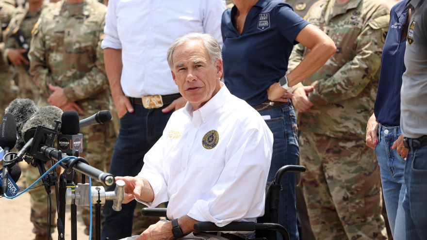 El gobernador de Texas despliega más autobuses para enviar migrantes a ciudades “santuario”