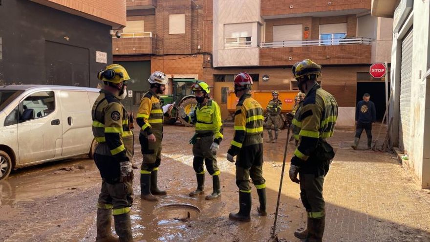 Un técnico forestal de Aragón coordina el laborioso trabajo de desatascar el alcantarillado de Catarroja