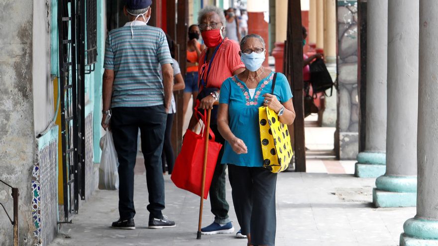 Personas con tapabocas caminan por las calles, en La Habana (Cuba).