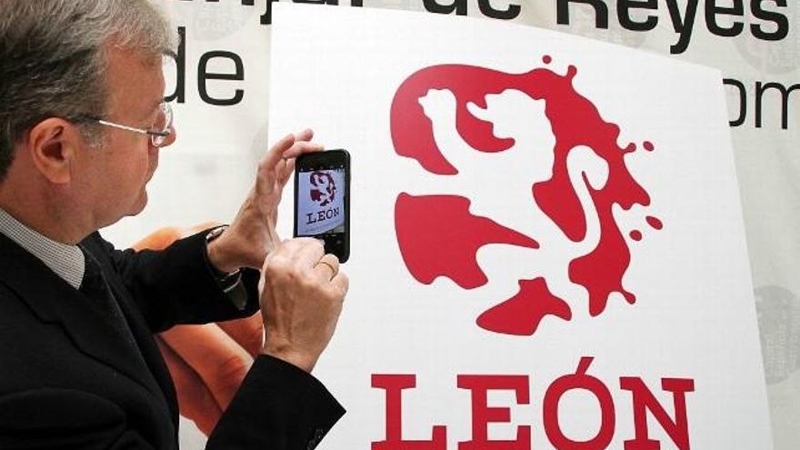 Antonio Silván inmortalizando para sus redes sociales el nuevo logo y nombre de la DO, que ahora se llamará sólo León. / Peio García / ICAL