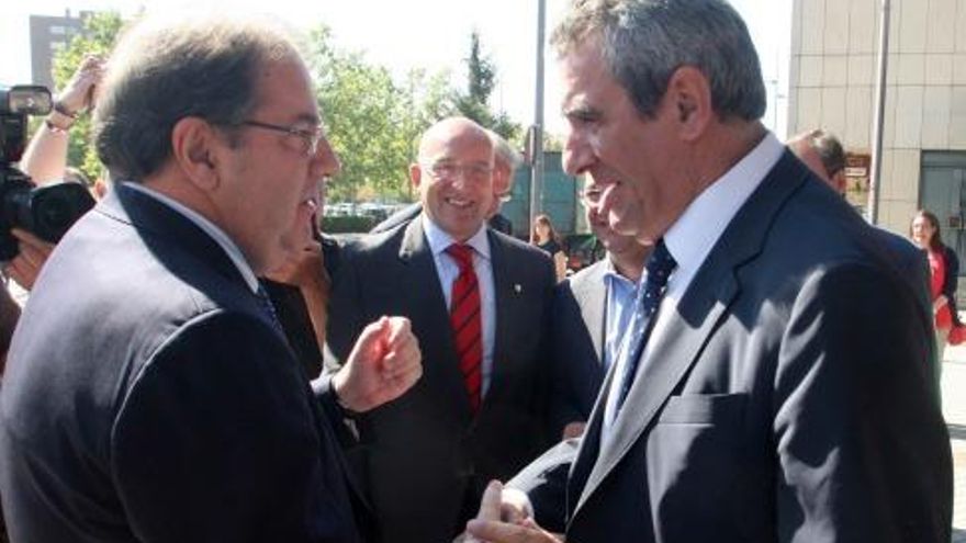 Rubén Cacho / ICAL El presidente de la Junta, Juan Vicente Herrera, saluda al secretario regional del PSOE, Julio Villarrubia, antes de comenzar el acto de apertura del curso económico de Castilla y León