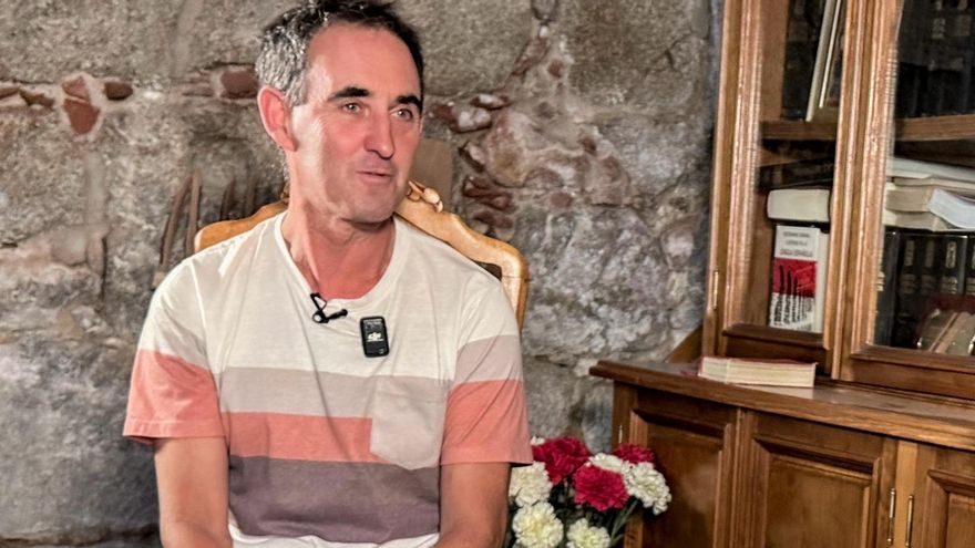 Asier Izaguirre Pasabán, en casa del maestro Juan José, en Zarza la Mayor