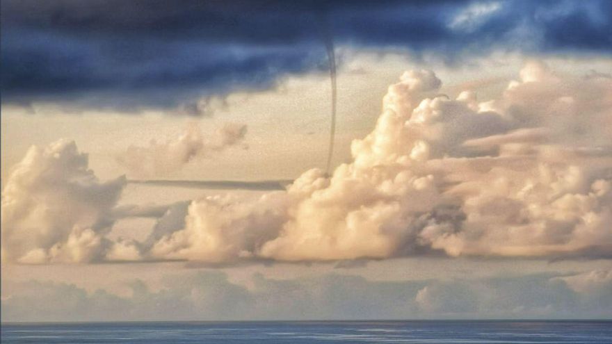 Una impresionante tuba marina sorprende a los vecinos del Norte de Tenerife este lunes