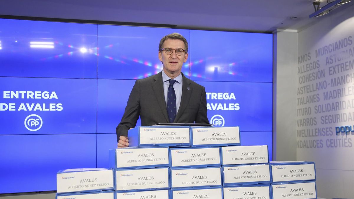 El presidente de la Xunta de Galicia y candidato a la presidencia del PP, Alberto Núñez Feijóo, entrega este miércoles los avales necesarios para formalizar su candidatura en la sede del partido, en Madrid.
