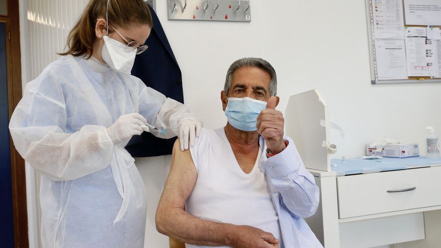 El presidente de Cantabria, Miguel Ángel Revilla, recibe la primera dosis de la vacuna contra el Covid en el centro de salud de El Astillero