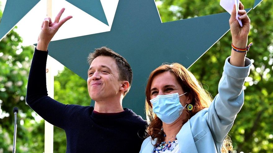 La candidata de Más Madrid a la presidencia de la Comunidad de Madrid, Mónica Gárcia, acompañada por el diputado de Más País, Íñigo Errejón, durante el acto de cierre de campaña a la presidencia de la Comunidad de Madrid que celebran hoy domingo en la madrileña Cuesta de Moyano. EFE/Víctor Lerena.