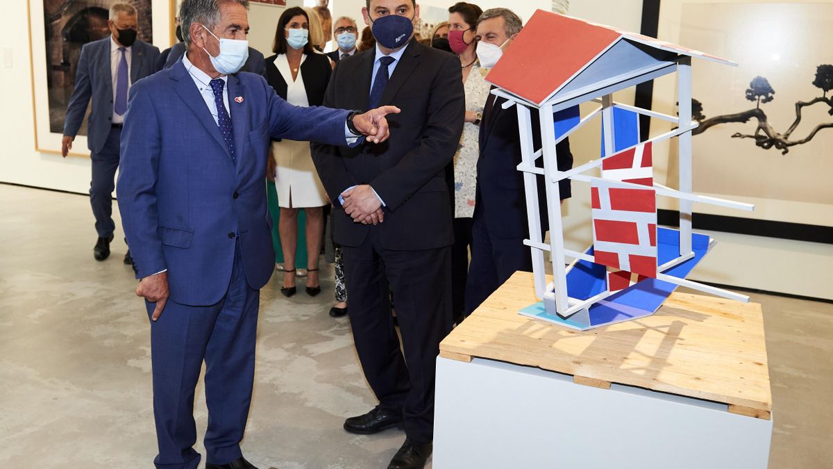 El presidente de Cantabria, Miguel Ángel Revilla, y el ministro de Transportes, Movilidad y Agenda Urbana, José Luis Ábalos, visitan  la sede de la Fundación ENAIRE en las Naves de Gamazo tras su inauguración