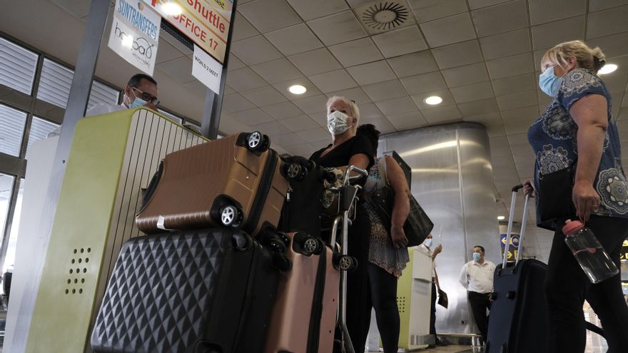 Viajeros procedentes del Reino Unido llegan al aeropuerto de Gran Canaria, en una fotografía de archivo. EFE/Ángel Medina G.