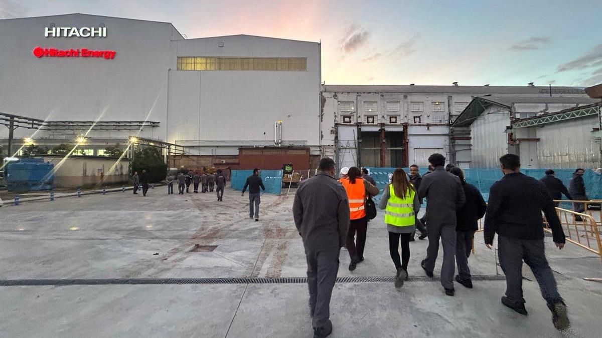 Trabajadores de Hitachi Energy entrando en la sede de Córdoba