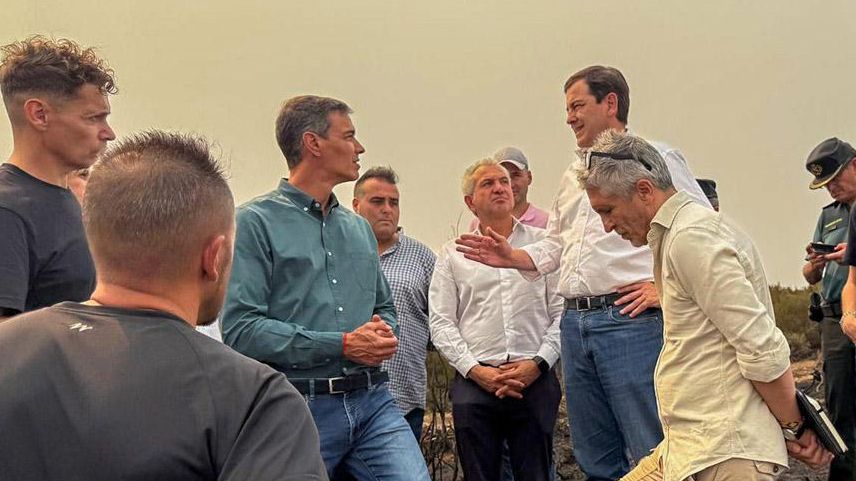 Pedro Sánchez hablando con Mañueco tras los incendios en Laciana