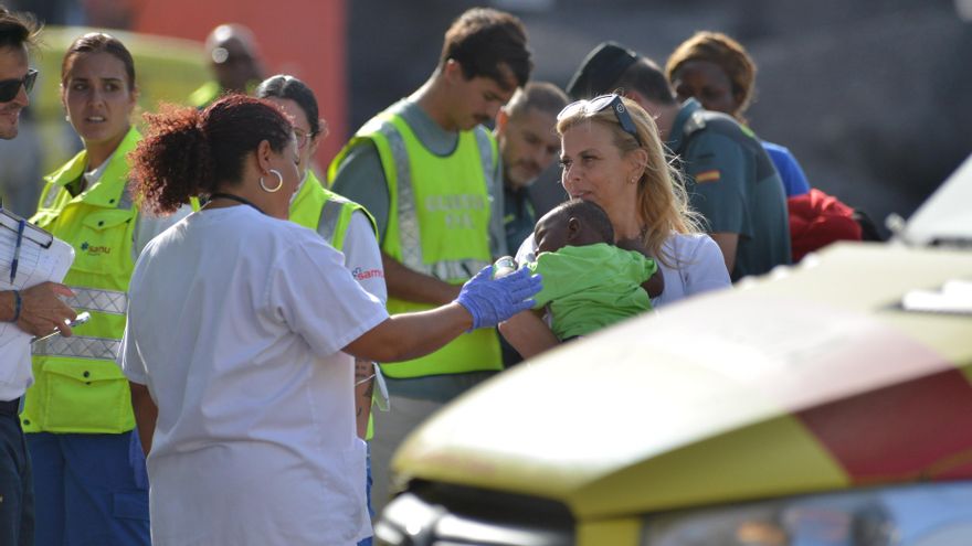 Una sanitaria carga en el puerto de La Restinga al bebé rescatado por Salvamento Marítimo a bordo de un cayuco en El Hierro