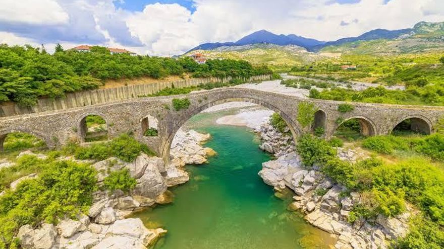 De 108 metros y arcos asimétricos, este puente otomano sobre aguas turquesas es considerado como uno de los mejor conservados de Albania