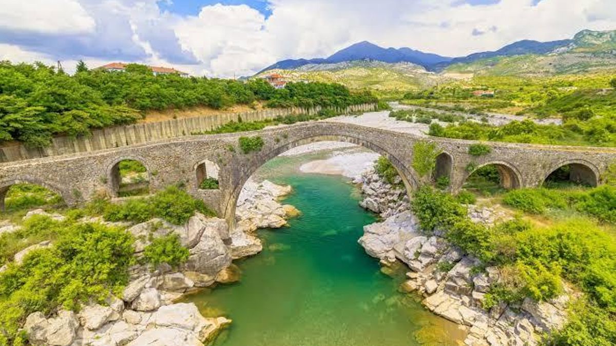 De 108 metros y arcos asimétricos, este puente otomano sobre aguas turquesas es considerado como uno de los mejor conservados de Albania