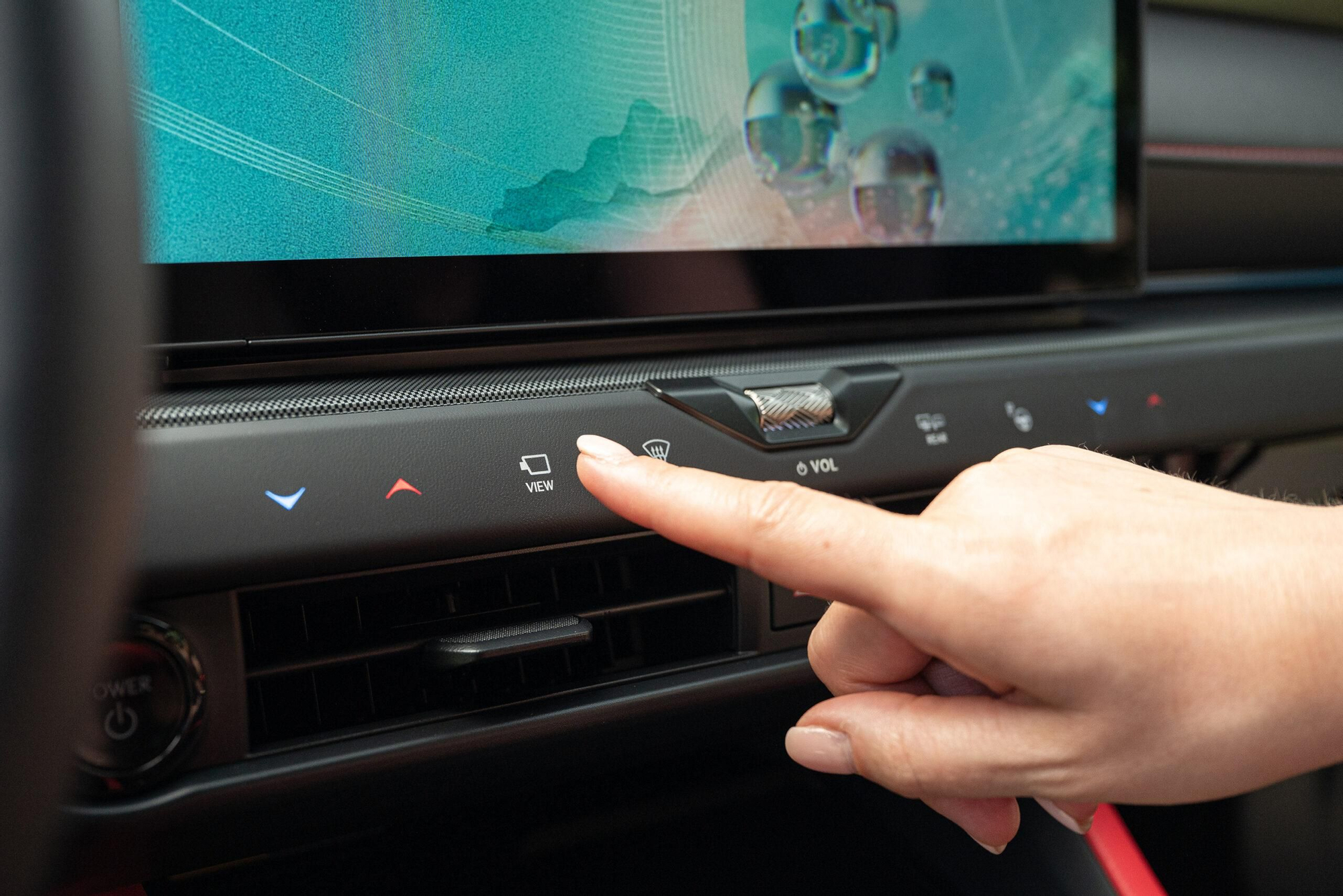 Los mandos físicos bajo la pantalla se iluminan únicamente al acercar la mano.