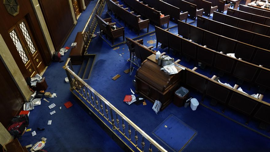 Papeles y otros materiales, esparcidos por la Cámara de Representantes después de que fuera evacuada cuando los manifestantes trataron de entrar