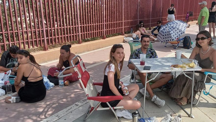 Víctor de Barcelona e Inés y Elena de Murcia que se conocieron de Erasmus y han quedado aquí para veranear e ir al concierto