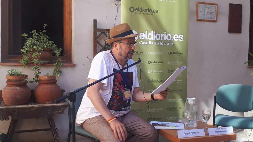 VÍDEO | El cantautor y poeta Ángel Petisme: "Si entramos en el 'todo gratis' con la cultura, también debería serlo la luz"