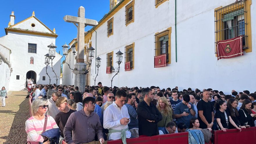 Plaza de Capuchinos llena esperando la salida de La Paz el Miércoles Santo.