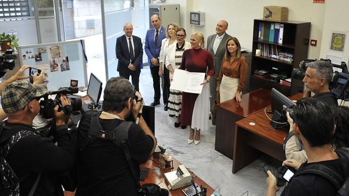 La consejera de Hacienda, Elena Manzano, instantes antes de registrar los presupuestos de 2026 en la Asamblea