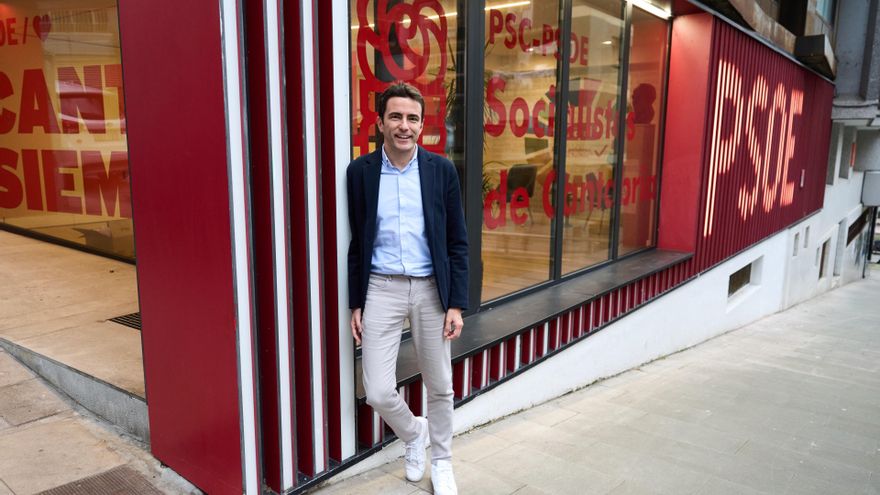 Archivo - El secretario general del PSOE de Cantabria, Pedro Casares, en la sede del partido