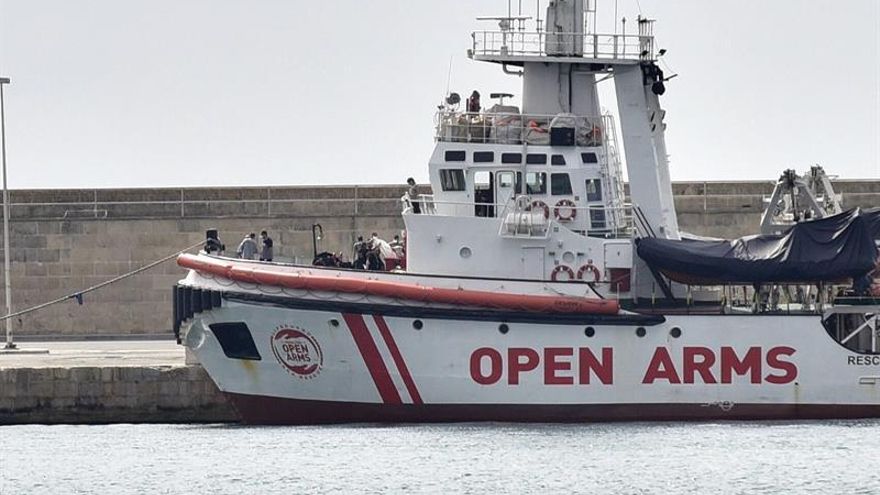 Open Arms denuncia que una patrullera libia abandonó en el mar a 12 náufragos