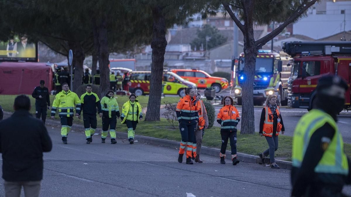 Equipos de sanitarios y emergencias en las inmediaciones del edificio incendiado.