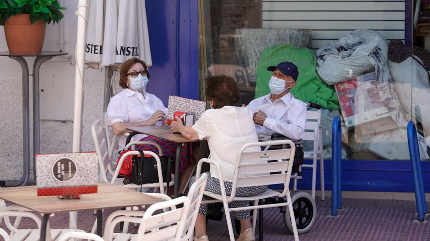 Archivo - Ancianos con mascarilla conversan sentados en la terraza de un bar, a 27 de julio de 2021, en Madrid, (España).