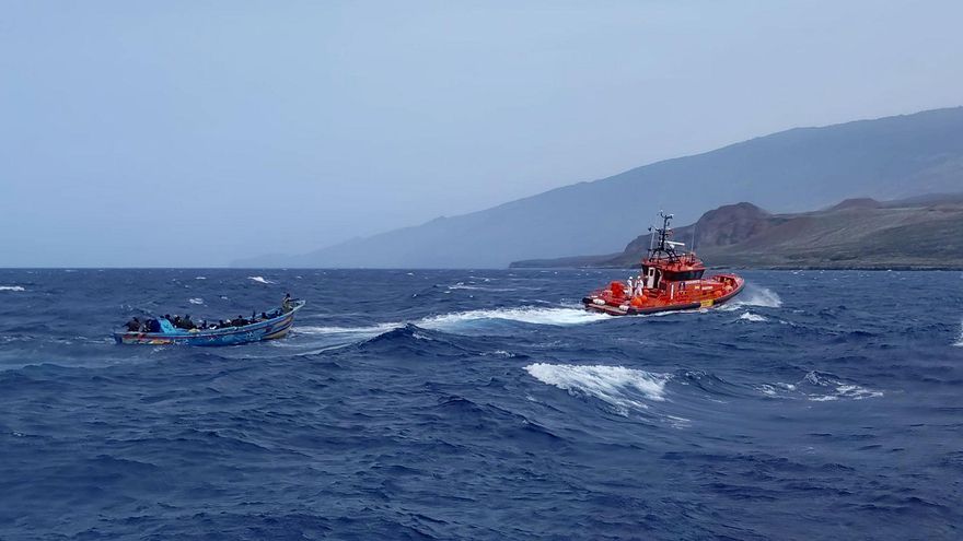 Muere otro ocupante del cayuco que llegó a El Hierro donde también perdieron la vida una mujer y un bebé