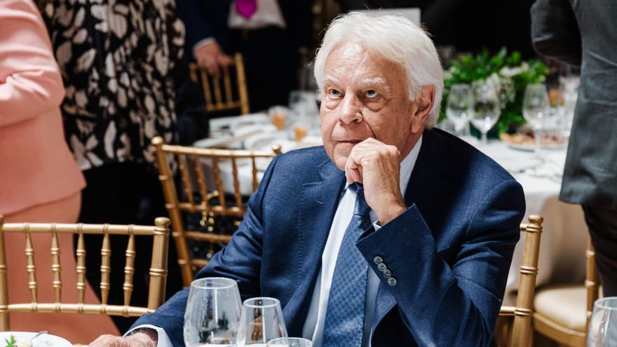 Archivo - El expresidente del Gobierno Felipe González durante la entrega de la medalla de honor del Consejo Empresarial Alianza Por Iberoamérica (CEAPI) para los expresidentes José María Aznar y Felipe González,  a 20 de mayo de 2025, en Madrid (España).