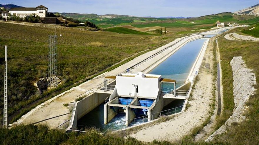 El Gobierno foral instalará placas solares sobre el canal de Navarra para generar electricidad sostenible