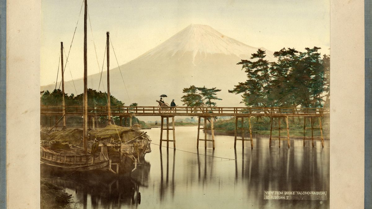 Una fotografía de finales del siglo XIX, con el monte Fuji de fondo
