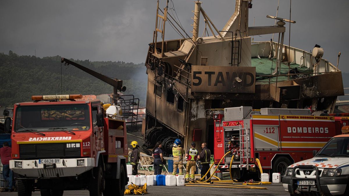 El buque 'Awadi', incendiado en el puerto de Ribeira (A Coruña).