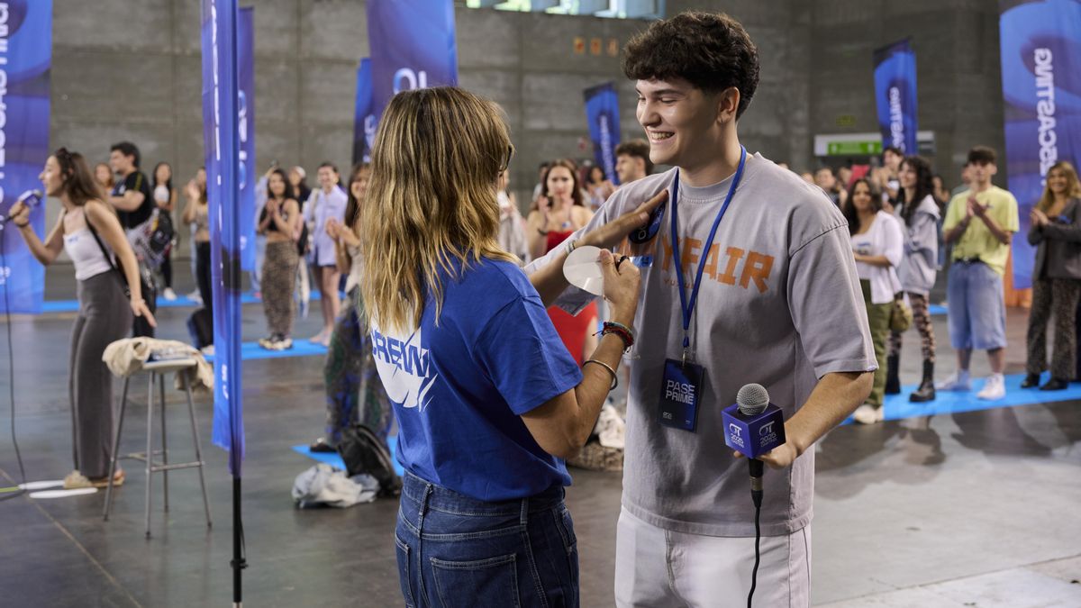 Noemí Galera pone la pegatina a Javier Crespo, ganador de 'La Voz 2022'