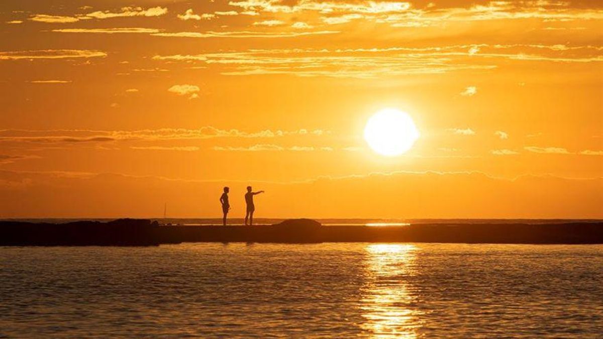Bañistas en la barra de Las Canteras, en Gran Canaria