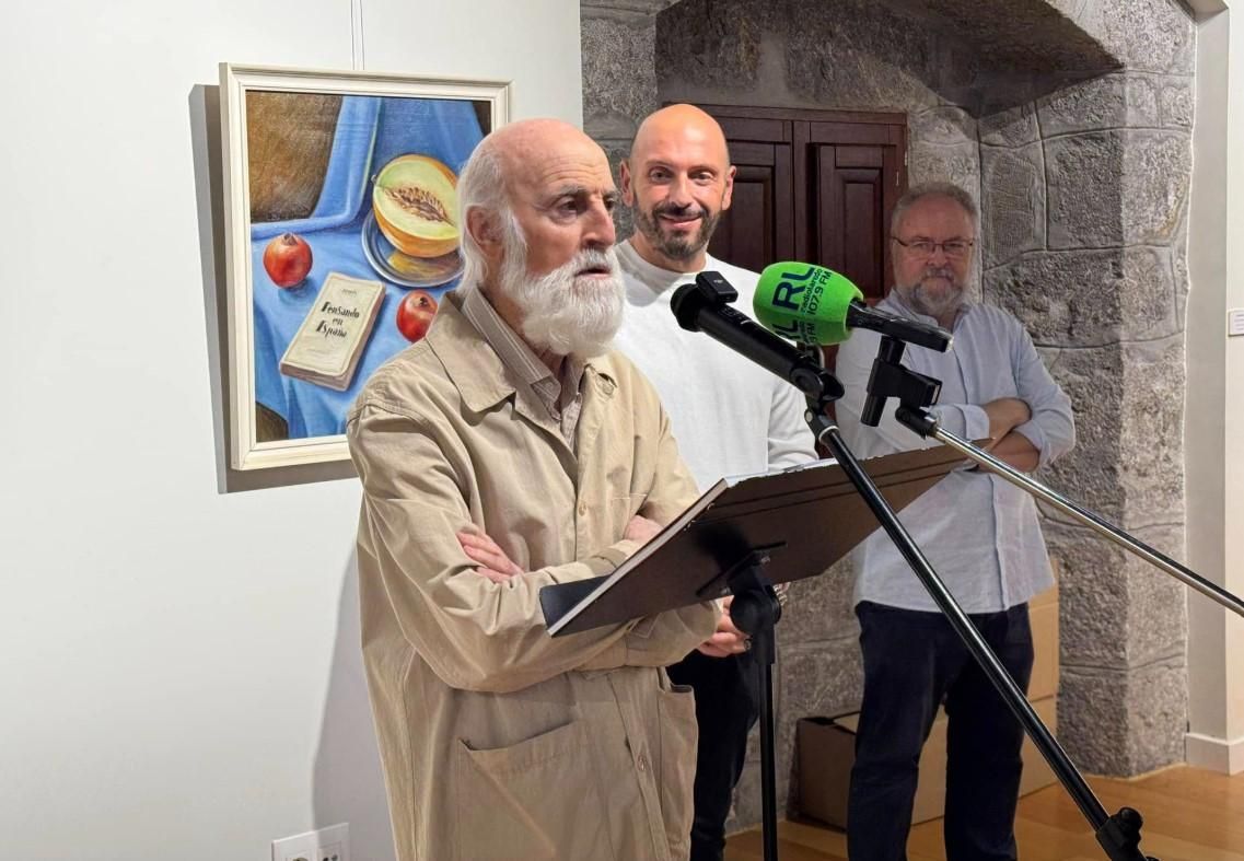 Miguel Ángel, hijo de Santiago Montes, en la inauguración de una muestra con obras de su padre en Laredo.
