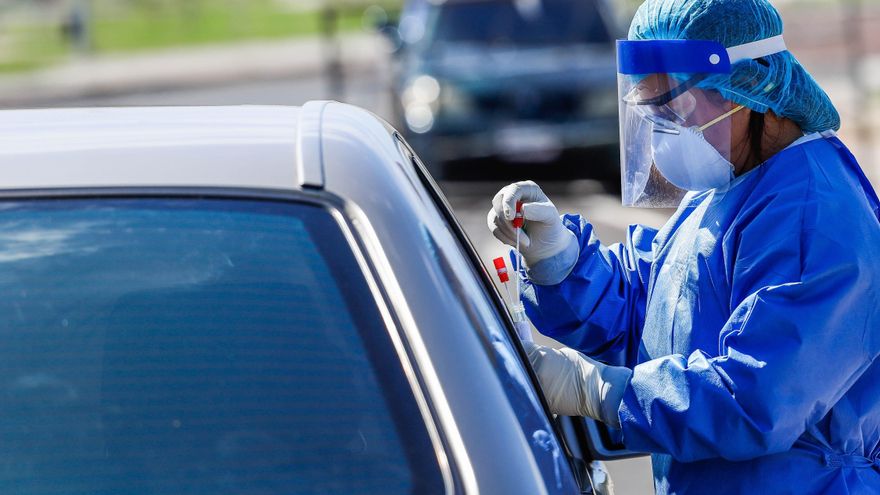 Fotografía de archivo en la que se registró a un profesional de la salud al realizar pruebas de detección de covid-19, en Asunción (Paraguay). EFE/Nathalia Aguilar