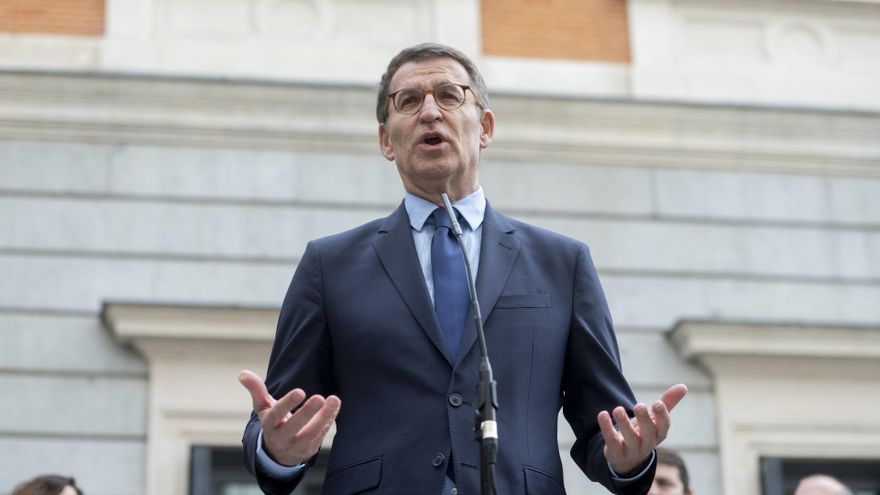 El presidente del Partido Popular, Alberto Núñez Feijóo, atiende a medios a su llegada al acto de homenaje a la Constitución, en el Congreso de los Diputados, a 6 de diciembre de 2023, en Madrid (España).