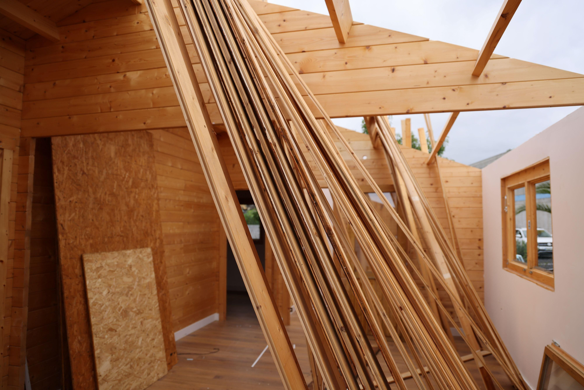 Desmonte de viviendas para los afectados por el volcán.