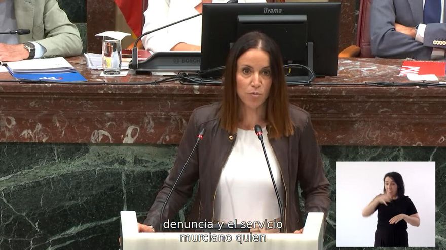 La consejera de Salud de la Región de Murcia reitera que no se implantaron prótesis caducadas y la oposición le acusa de mentir