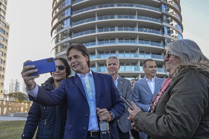 Rolando Rozenblum, en el centro, detrás de Luis Lacalle Pou, en la inauguración de la Trump Tower, en 2022. Junto a Rozenblum, el tucumano Jorge Garber, socio en la construcción de la torre.