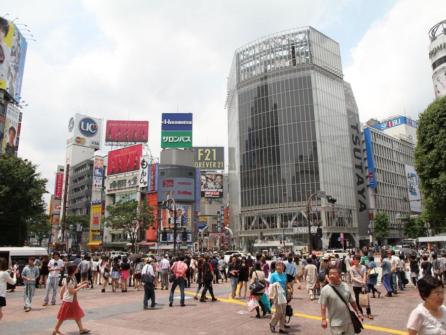 Cada cambio de semáforo supone una riada que promedia 1.500 peatones. Por Shibuya pasan 2,5 millones de personas al día.