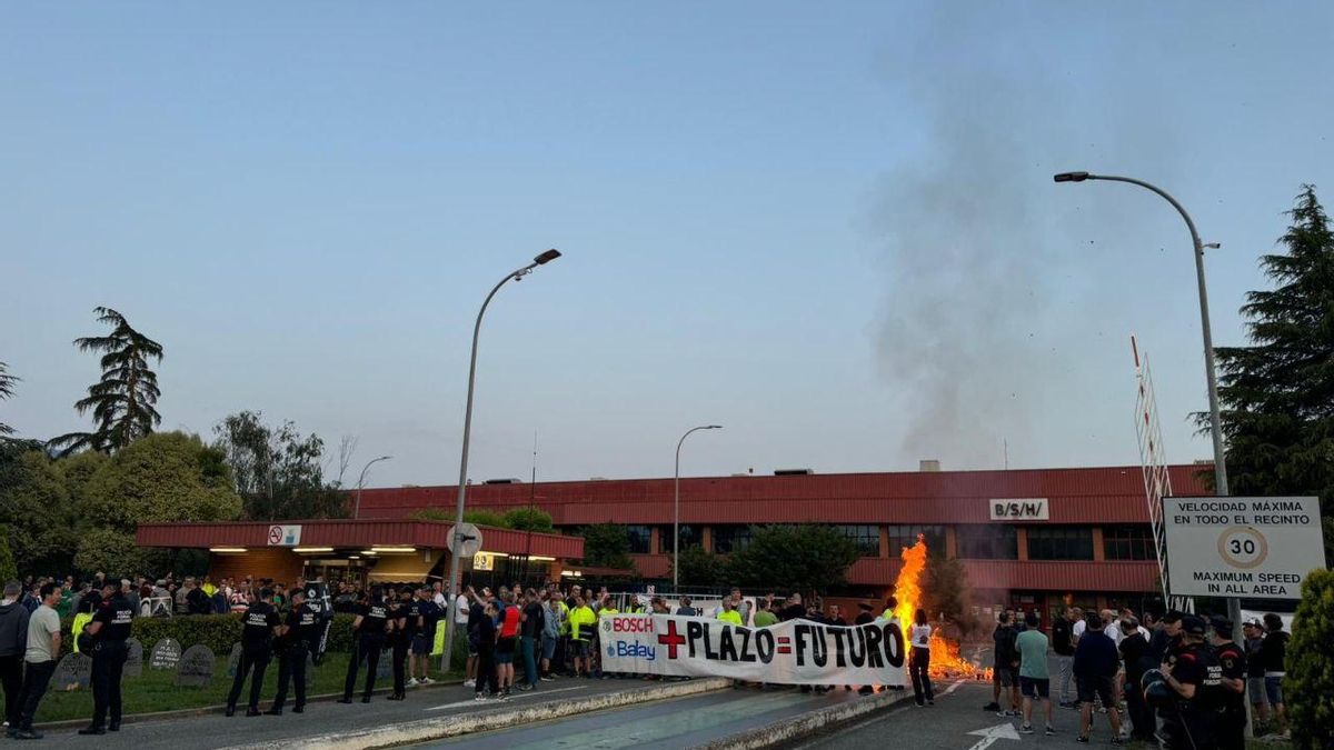 Trabajadores de BSH bloquean los accesos de la fábrica en Navarra en protesta por el cierre y el despido de los trabajadores