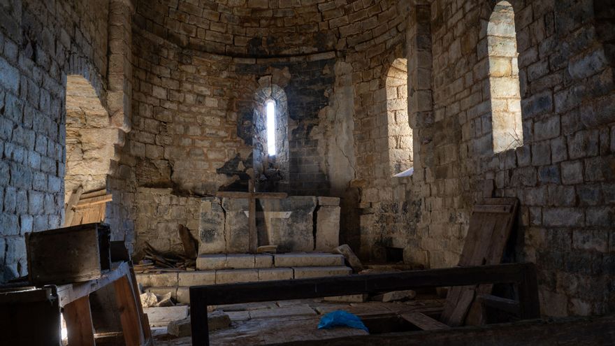 El manual de resistencia de Larrángoz, la iglesia románica abandonada, expoliada y vandalizada que se niega a caer