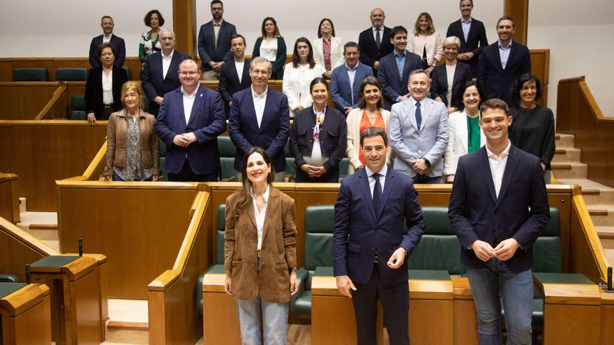 Pradales se estrena en el Parlamento Vasco y confía en el pacto con el PSE-EE para ser lehendakari: "Vamos bien. Poco a poco"