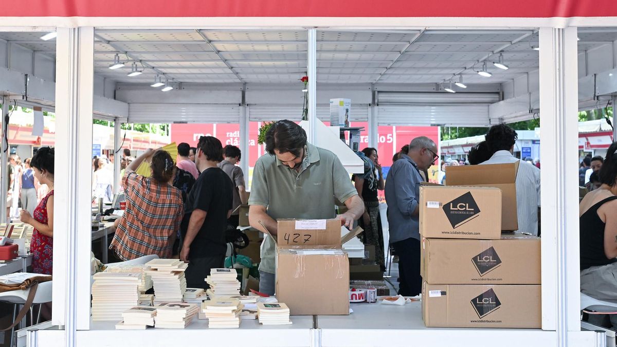 La alerta por lluvia obligar a cerrar la Feria del Libro de Madrid antes de lo previsto, en un año con menos ventas que el anterior