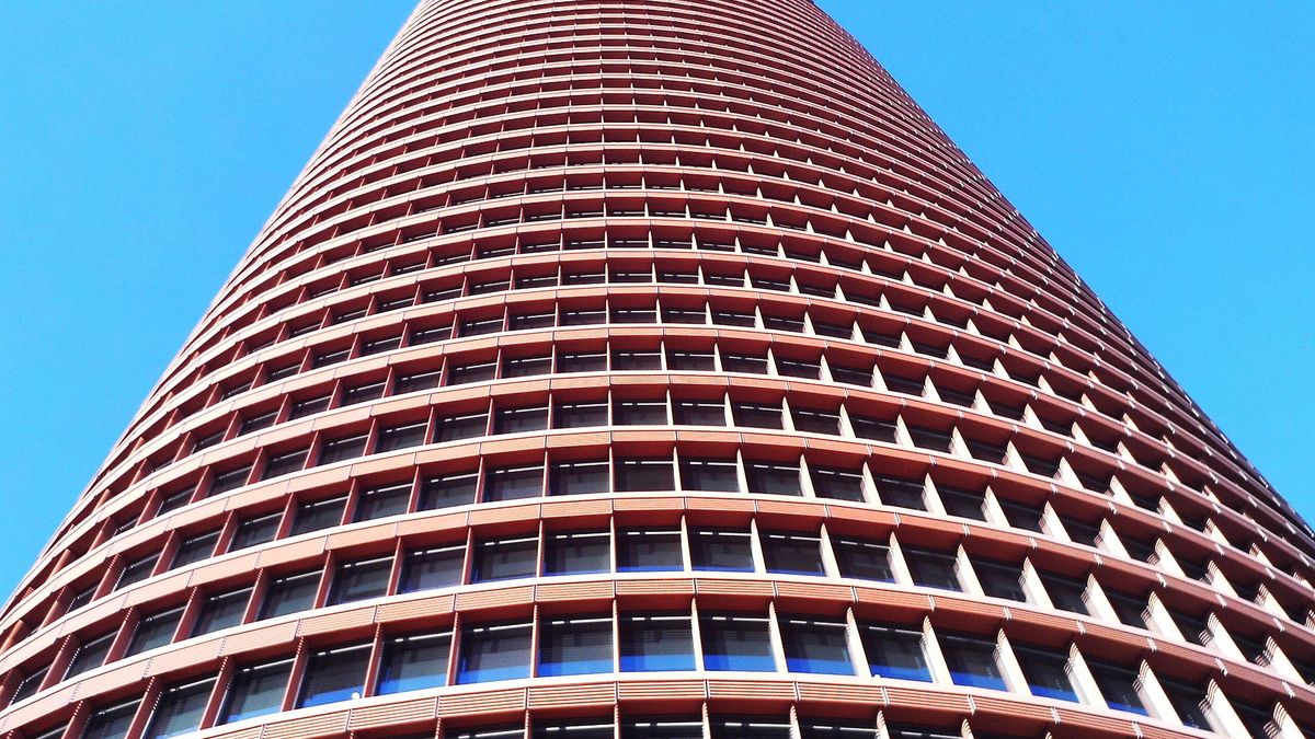 Con más de 180 metros, la Torre Sevilla se levantó con oficinas, hotel y centro comercial