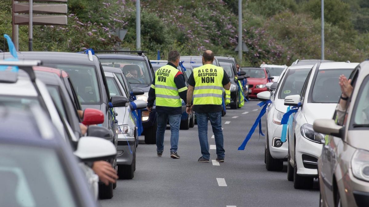 Una caravana de 16 kilómetros de coches reclama soluciones para evitar el cierre de Alcoa en San Cibrao (Lugo)